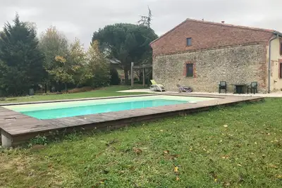 Image de gite rural au milieu des champs