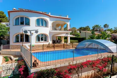 Vila Vera - Spacious South-Facing 4-Bedroom Villa with a Seaview