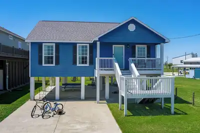 Image de Ping-pong! Bikes! Games! Cute 3-br home in the heart of Crystal Beach, Texas!