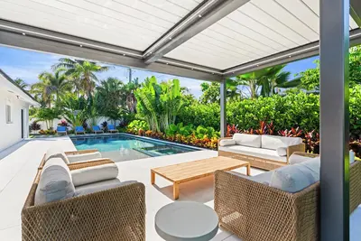 Image de Luxurious Haven: 4-Bedroom, 3-Bathroom Pool house