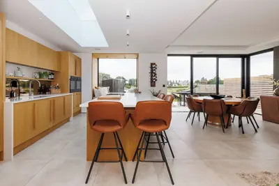 Image de Black Pearl - a luxurious new home in Bosham, 20 mins from Goodwood