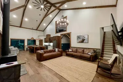 Image de Serene and spacious home in the woods, w/ hot tub. Minutes from bike trails.