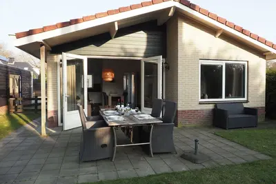 Image de Vrijstaande Vakantiebungalow met Grote Tuin op Klein Privéhofje, Vlakbij Bossen