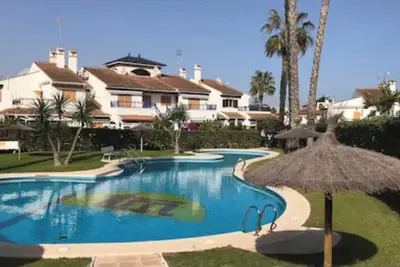 Image de Semi-detached house very close to the beach of Mil Palmeras. Ideal for families.