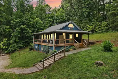 Image de Robins Nest nestled on Nolin Lake! Boat parking onsite & close to the boat ramp!