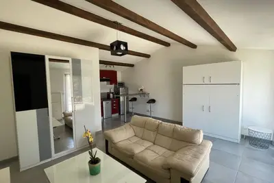 Image de Studio Provençal Avec Terrasse
