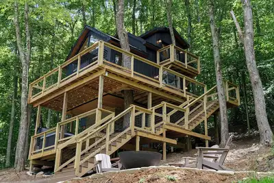 Image de Experience Elevated Living: Upscale Treehouse Cabin in Hocking Hills on 20 acres