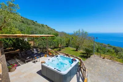 Image de Amore Rentals - Villa Ambra with Jacuzzi, Garden and Sea View