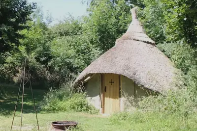 Image de Thatched roundhouse in Somerset woodland; off-grid relaxation & campfire cooking