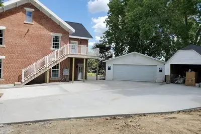 Image de It's a Brick. . . House! Family-sized condo right outside of Cascade, Ia!
