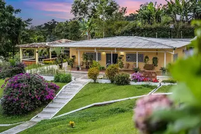 “El Encanto” Pleasant house with pool