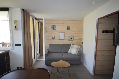 Image de 50m du centre station, 2ème étage, vue pistes de ski, terrasse, télévision, casier à ski, 19m²