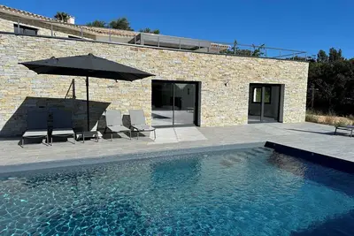 Image de Villa avec piscine à 10 minutes à pied de la splendide plage de Pinarello