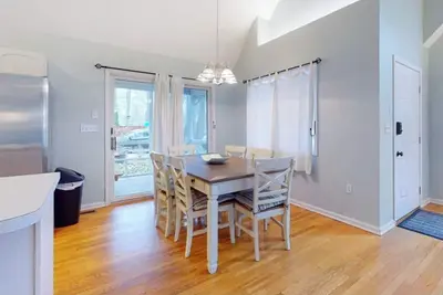Image de Family home tucked away on a quiet cul-de-sac in the serene community.