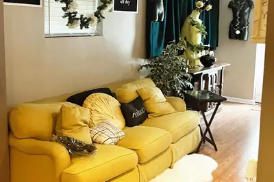 Image de Eve's Garden Loft w\/ artistic flair. Pet- Friendly!