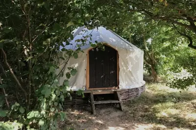 Image de Handcrafted Grain Store Yurt in Somerset woodland; off-grid relaxation, campfire