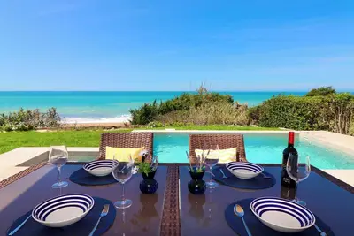 Image de Erste Meeres Linie Ferienhaus mit Garten, Pool und Privatem Strandzugang