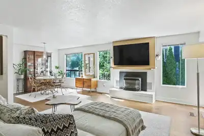 Image de Light and Bright in Sw Portland with Hot Tub