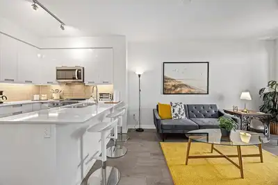 Image de Newly Furnished 1br Suite w Balcony & Free Parking