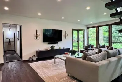 Image de Luxurious House on Gorgeous Estate / Walk to Lake! \n