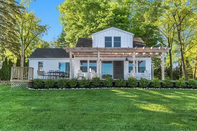 Image de Esther House - Beautiful, Newly Renovated Lakehouse on Paw Paw Lake