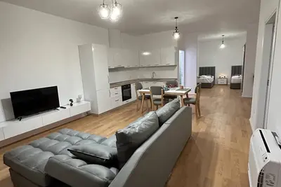 Image de Super apartment with a view of the whole city, in komuna and Parisit area