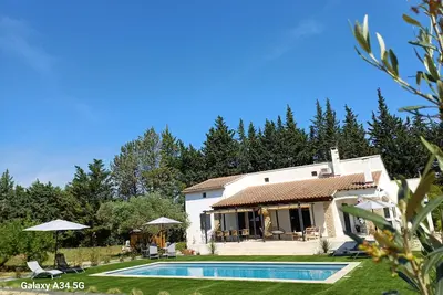 Image de Maison de Campagne Tout Confort Avec une Jolie Piscine Proche du Centre Ville
