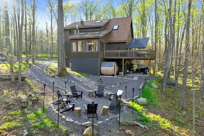 Image de Labor Day getaway hot tub, sauna, fire pits karaoke kayaks game room bikes