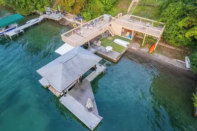 Image de Spacious home with private lake front