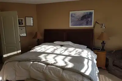 Image de Upscale Family Oriented Home in Se Calgary - Lake Chaparral. Pet friendly