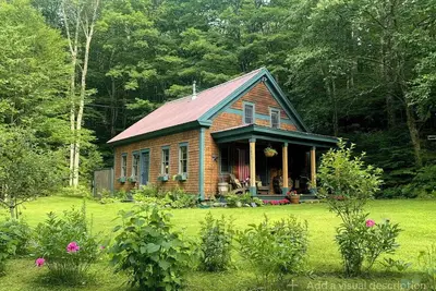 Image de Charming Stowe Cabin w/Hot Tub, Trails, Streams