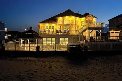 Image de Luxury Multi-Level Oceanfront/Beach House! 7Bedrooms/6. 5 bathroom-Pet friendly.