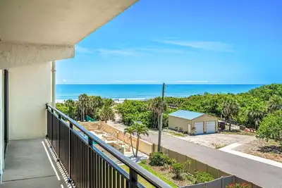 Image de ⛱️ Cocoa Beach Retreat 🌴🚀👙🚢