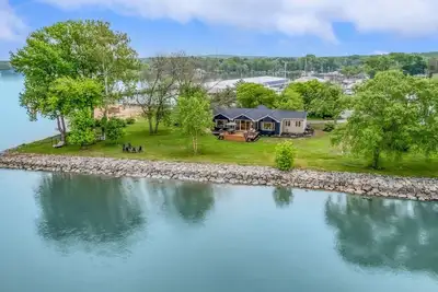 Image de The Riverside Oasis waterfront with hot tub