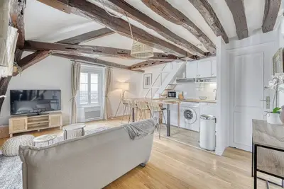 Flat Standing Cosy with a Seine view