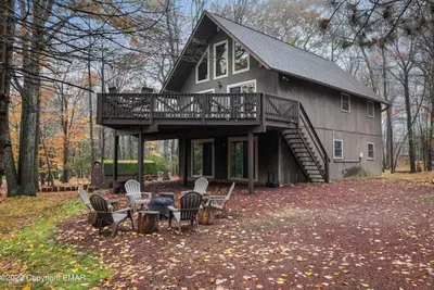 Image de 3-story Cabin in the Woods! Lake Harmony, 5br, Firepit, Game Room, Wi-Fi, Deck