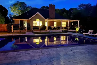 Image de Newly renovated ranch with large Pool in a quiet neighborhood, off main road