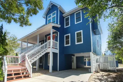 Image de Salty Breeze ~ Walk to Beach ~ Pool ~ Hot Tub ~ Ev ~ 8-10 min walk to beach
