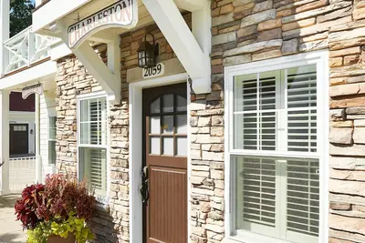 Image de \"The Charleston\" Luxury Townhome, Pool, Hot Tub, Golf Membership, Near Lake and Beaches