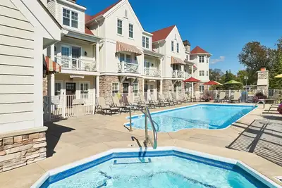 Image de \"The Bridgeport\" Luxury Townhome, Pool, Hot Tub, Golf Membership, Near Lake and Beaches