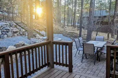 Image de 2 Covered decks, patio dining, quiet, tall pines