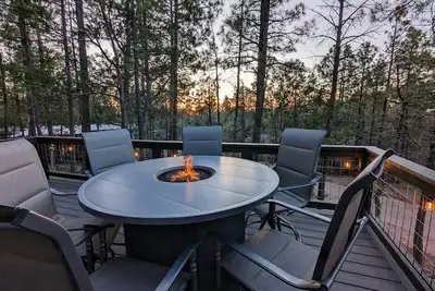 Image de Elevated Deck Sunsets, fire pit, quiet, tall pines