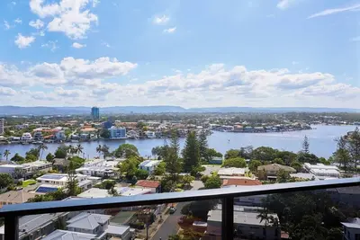 Spacious One bedroom Apartment In Surfers Paradise