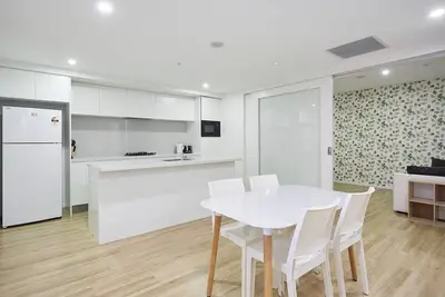 Image de Cozy 2 Bedroom Apartment+study located in Surfers