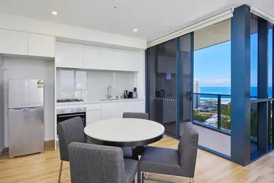 Image de Stylish 1 Bedroom + Partial Ocean View In Surfers
