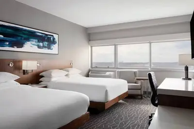 Image de Standard Room at Delta Hotels, Free Parking, Short Drive to Woodbridge Mall