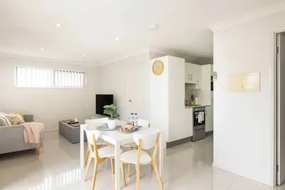 Image de Private Rocklea 2br | Near Shops | Kitchen | 318d2