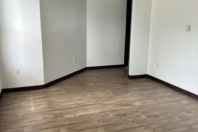 Image de Clean 3 bedroom, 1 bath, living room and kitchen with stove and refrigerator