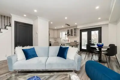 Image de Cozy Modern Oasis with Jacuzzi