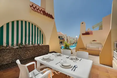 Appartement de vacances 'Beach Holidays' avec piscine partagée, Wi-Fi et climatisation